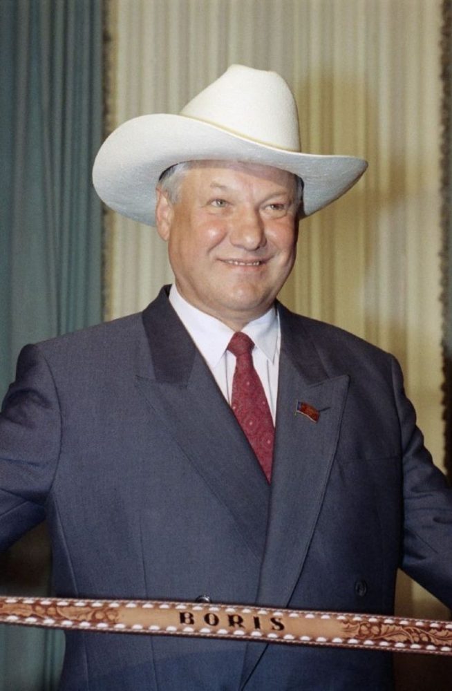 1991. Президент России Борис Ельцин в ковбойской шляпе во время визита в Вашингтон 19 июня
