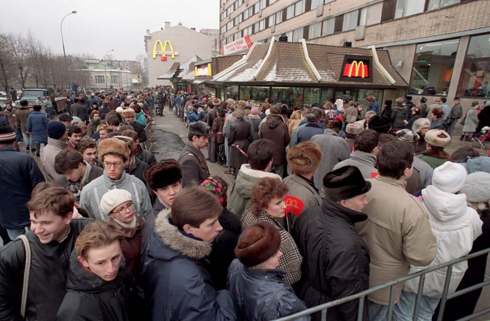 1990. Сотни москвичей выстраиваются вокруг первого ресторана Макдоналдс в Советском Союзе в день открытия, в среду, 31 января