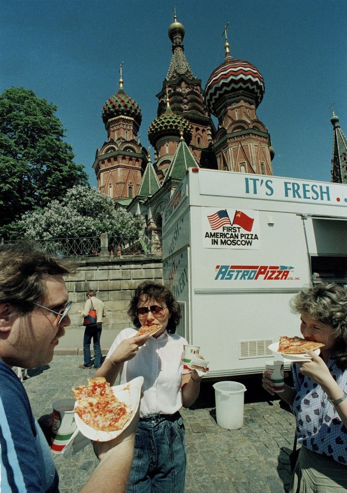 1988. Продажа пиццы в американском стиле из грузовика на Красной площади в Москве, 28 мая