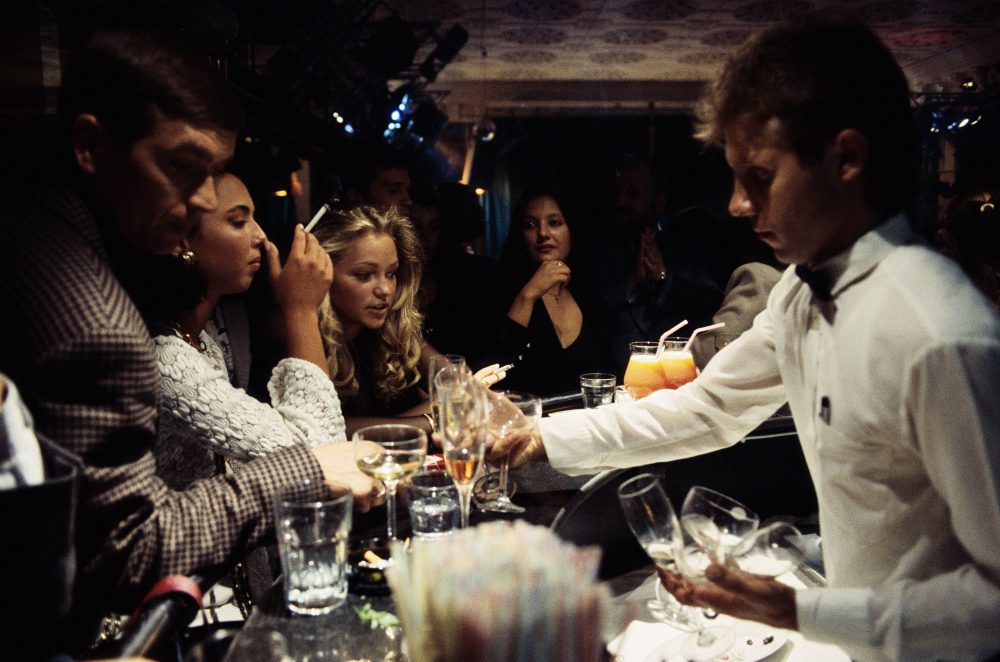 1990. Молодые люди выпивают в в московском ночном клубе «Firebird», где обслуживают только за твердую валюту