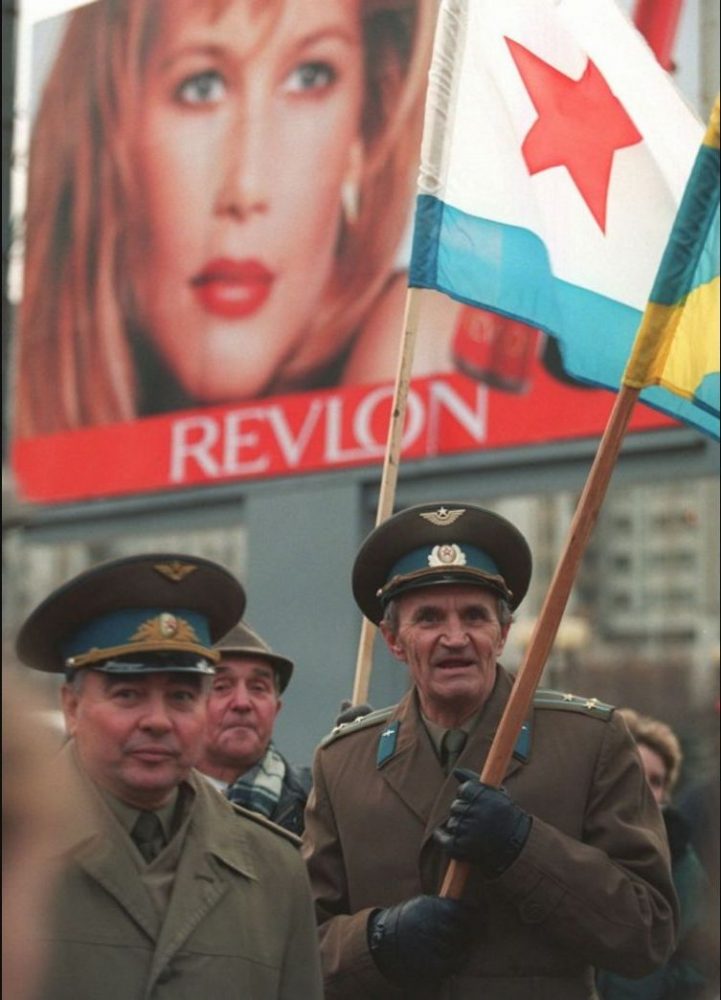 1996. Отставные офицеры во время демонстрации по случаю 79-й годовщины революции