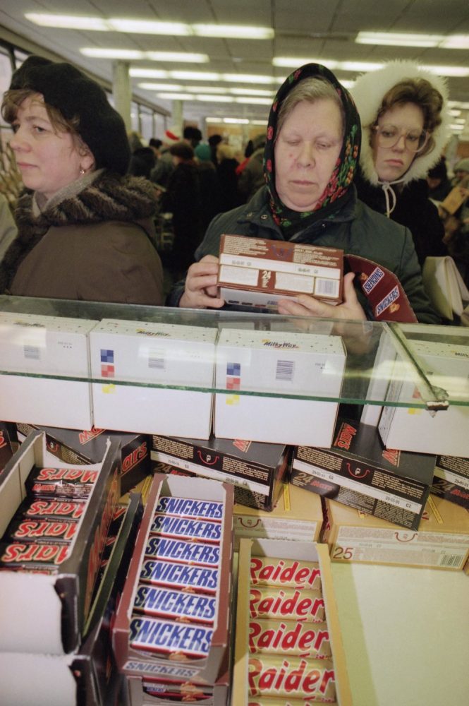 1991. Российские покупатели покупают американские конфеты в Москве, 4 января